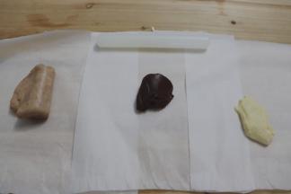 倒在油纸上，擀成薄面皮