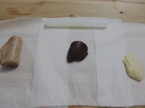 倒在油纸上，擀成薄面皮