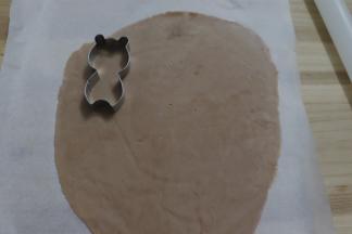 先用浅咖啡色刻出身体的形状，冰箱冷藏备用