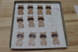 填入深咖啡色的眼睛之后，冰箱冷藏