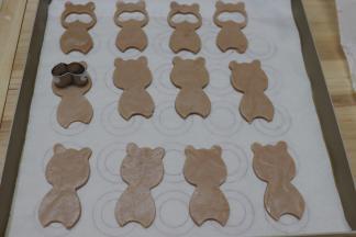 在浅咖啡色的身体模型上比对好眼睛的位置，取出