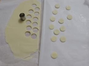 原色的面皮，刻出小浣熊的肚皮形状