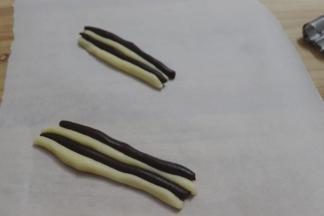 做尾巴：浅咖啡和深咖啡面皮搓长条后间隔拼在一起，盖油纸，压平，冷藏
