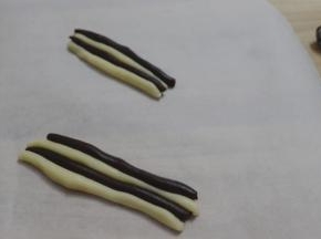 做尾巴：浅咖啡和深咖啡面皮搓长条后间隔拼在一起，盖油纸，压平，冷藏