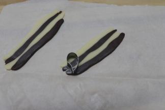 做尾巴：浅咖啡和深咖啡面皮搓长条后间隔拼在一起，盖油纸，压平，冷藏