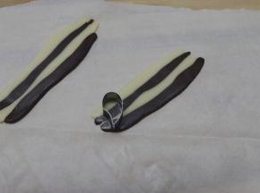 做尾巴：浅咖啡和深咖啡面皮搓长条后间隔拼在一起，盖油纸，压平，冷藏