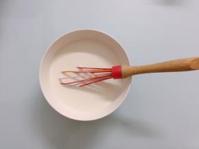 发酵期间制作麻薯馅，除黄油外，将剩下麻薯的原料混合均匀