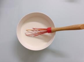 发酵期间制作麻薯馅，除黄油外，将剩下麻薯的原料混合均匀