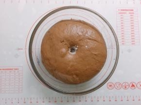 用手蘸少许面粉，戳一个洞不回缩就发酵好了