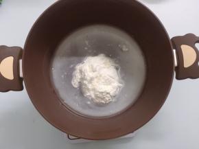 准备烫种，容器内加入高筋面粉，盐和热水