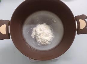 准备烫种，容器内加入高筋面粉，盐和热水