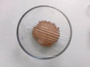 揉好的面团放入容中，盖上保鲜膜