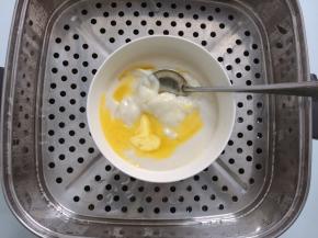 热水上锅大火蒸30分钟，蒸熟后，趁着温热加入黄油，用勺子搅拌均匀至黄油完全吸收，麻薯呈光滑状态，然后包好放冰箱冷藏待用