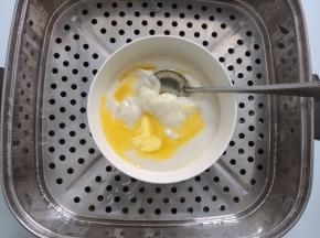 热水上锅大火蒸30分钟，蒸熟后，趁着温热加入黄油，用勺子搅拌均匀至黄油完全吸收，麻薯呈光滑状态，然后包好放冰箱冷藏待用