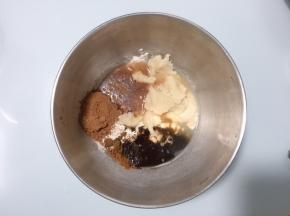 将配方中除黄油之外的所有材料和烫种面团倒入厨师机搅拌桶中。（水用的是冰冻的，夏天做面包最好把液体材料冷藏后用） 