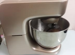 放入厨师机中选择揉面模式，开启2档揉成面团