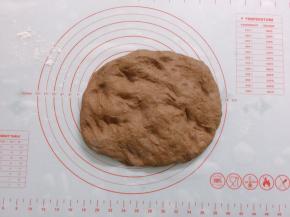 面团轻压进行排气
