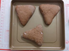 摆入在烤盘上，防止面包粘连一起，烤盘只能摆3个，剩下一个放小的烤盘了