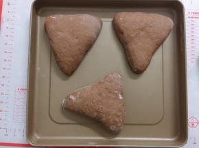 摆入在烤盘上，防止面包粘连一起，烤盘只能摆3个，剩下一个放小的烤盘了