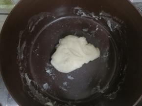 用刮刀快速翻拌将面粉烫熟混合至看不见干粉，放在一旁晾凉放入冰箱1小时以上备用。（也可以放冰箱冷藏过夜）