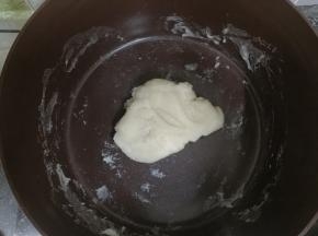 用刮刀快速翻拌将面粉烫熟混合至看不见干粉，放在一旁晾凉放入冰箱1小时以上备用。（也可以放冰箱冷藏过夜）