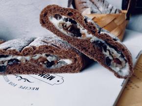 醇香浓郁的可可软欧，然后是弹牙软糯的麻薯，夹着酸甜的蔓越莓，香甜的葡萄干，幸福感也瞬间提升