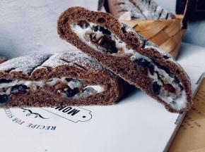 醇香浓郁的可可软欧，然后是弹牙软糯的麻薯，夹着酸甜的蔓越莓，香甜的葡萄干，幸福感也瞬间提升