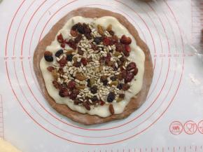 可可面团擀成圆形，麻薯也擀圆，把麻薯放到面团皮上，再放上撒上混合好的馅料