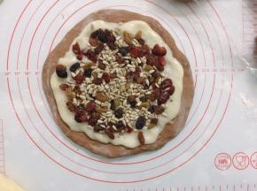 可可面团擀成圆形，麻薯也擀圆，把麻薯放到面团皮上，再放上撒上混合好的馅料