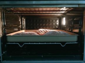 烤箱预热上下火175度中层烤25分钟即可