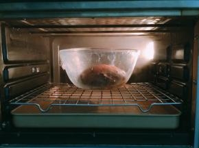 烤箱发酵模式提前预热，温度上下30度，底部烤盘加入温水来创造足够的湿度，放入面团，时间60分钟，进行基础发酵至2倍大