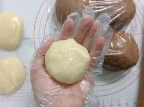 冷却好的麻薯馅料，平均分成4份备用