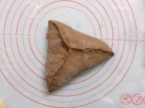 像包糖三角一样收口包好，收口处一定要确保很牢固，以免烤制时裂开