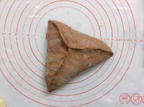 像包糖三角一样收口包好，收口处一定要确保很牢固，以免烤制时裂开