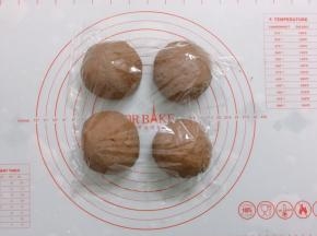 分成4份，滚圆后盖上保鲜膜松弛20分钟