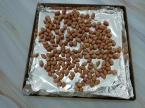 花生米用水洗干净，然后放在烤盘上，放入烤箱180度中层烤25分钟
