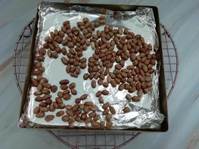 烤好的花生米取出来晾凉


