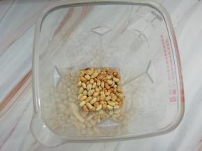  然后把花生米放入破壁机杯中


