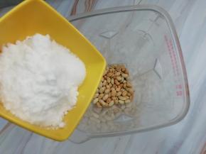  再把白糖和盐放入


