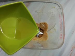 再把油加入打到没有颗粒为止


