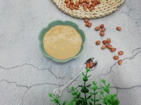 打好的花生酱放入提前用热水烫好的瓶子中

