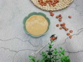 打好的花生酱放入提前用热水烫好的瓶子中


