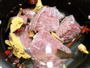 锅里加入八角，桂皮，香叶，草果，生姜，料酒，放入牛肉大火煮开后，转小火煮30分钟