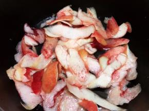 桃皮加入少许清水放入奶锅里，煮几分钟