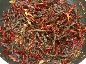 继续翻炒至水份收干