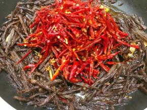 加入花椒和辣椒丝