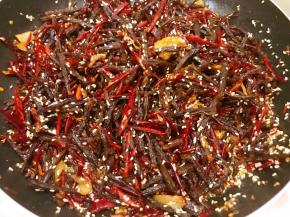 再翻炒几分钟就可以，出锅不要马上吃哦，现在正是又辣又烫，等凉透后油都吸进牛肉里再吃最爽，都说是冷吃牛肉了嘛