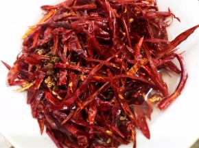 干辣椒剪成细丝，和干花椒用清水泡两分钟后沥水