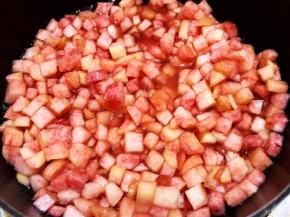 再把腌制好的桃丁放入奶锅里