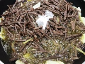 加入盐和冰糖，冰糖中小火慢慢翻炒